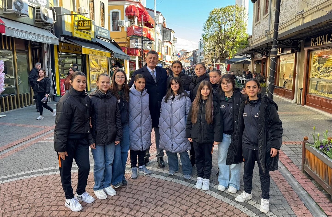 Gençlerden Başkan Yalçınkaya’ya Yoğun İlgi