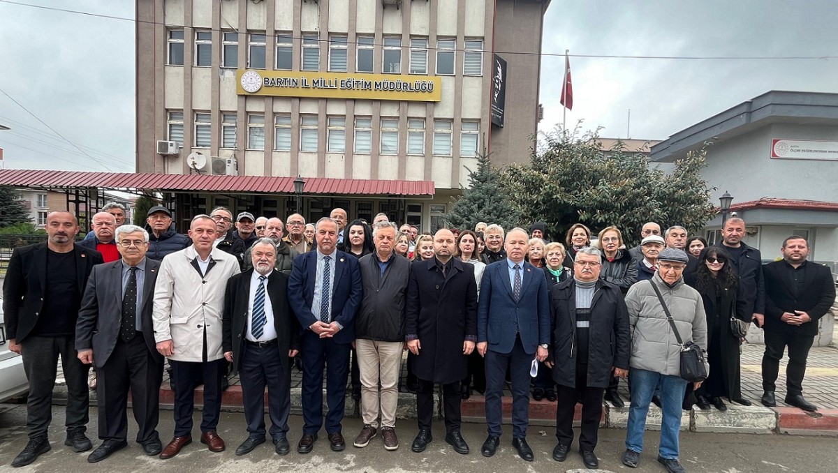 Atatürk Anıtı’na Çelenk Sunuldu, Ardından Yürüyüş Yapıldı