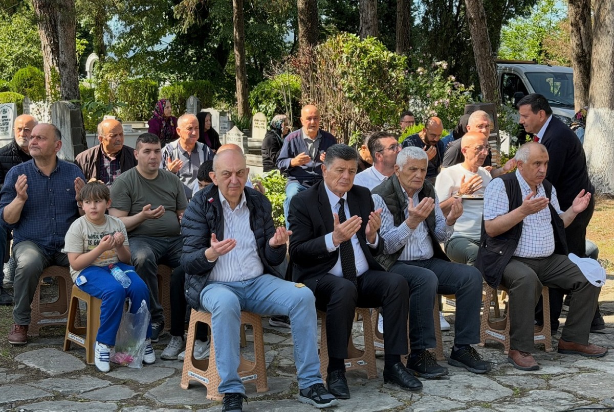 Arife Günü Mezarlıklarda Dualar Edildi