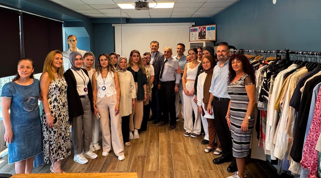 Başkan Yalçınkaya Gonca Giyim'i Ziyaret Etti