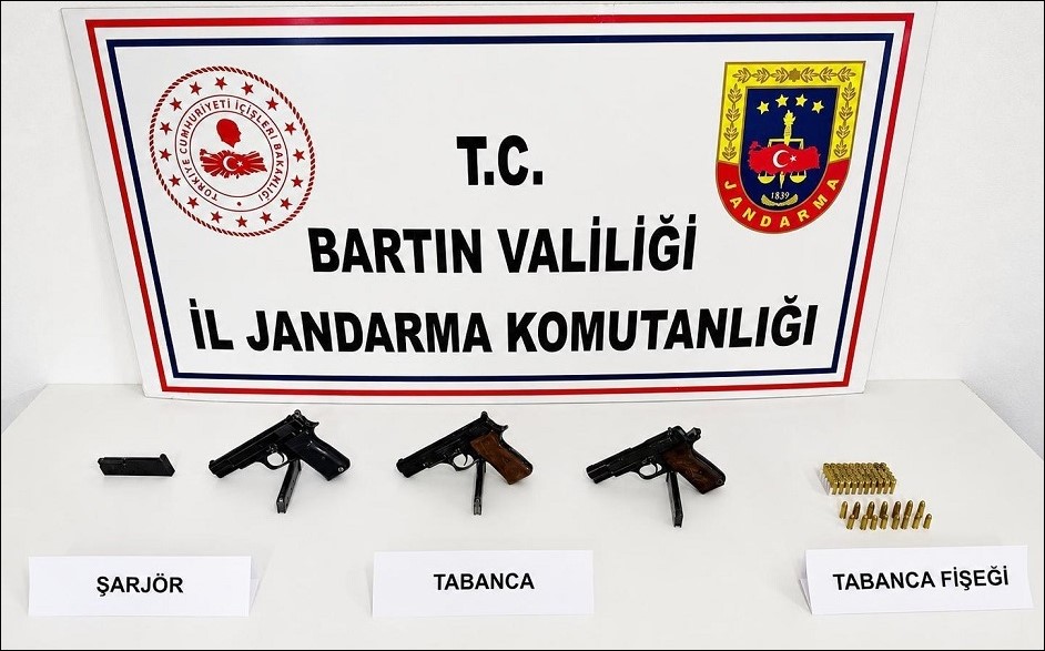 Kozcağız’da Jandarmadan Operasyon! 3 Ruhsatsız Tabanca Ele Geçirildi