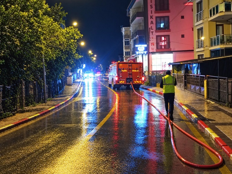 Bartın’da Temizlik Çalışmaları Gece Gündüz Sürüyor